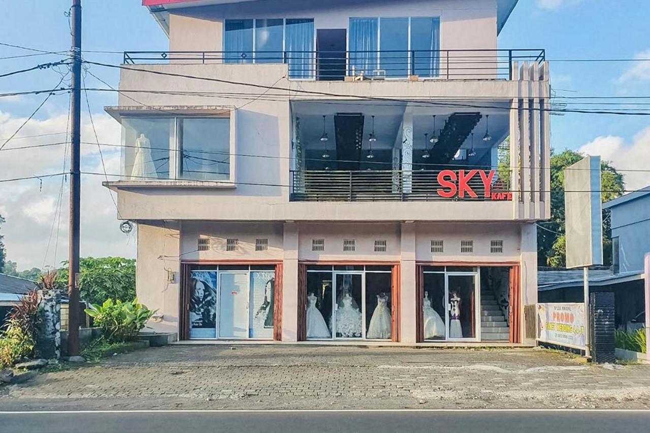 Sky Residence Tomohon Mitra Reddoorz Buitenkant foto